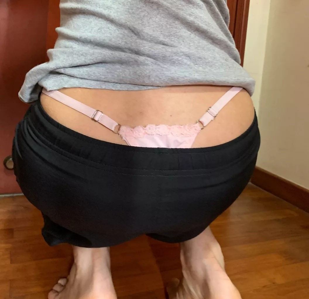 Doing some squats today at the gym and didnt realise my panties were showing until someone told me >.< maybe should have wore another type of panty :S Doing some squats today at the gym and didnt realise my panties were showing until someone told me >.< maybe should have wore another type of panty :S