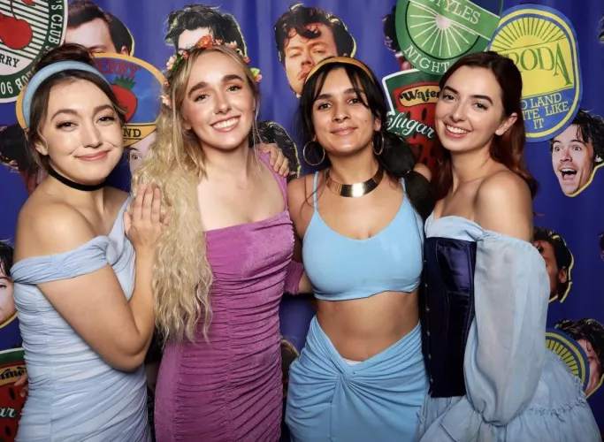 Dressed up [4] the night