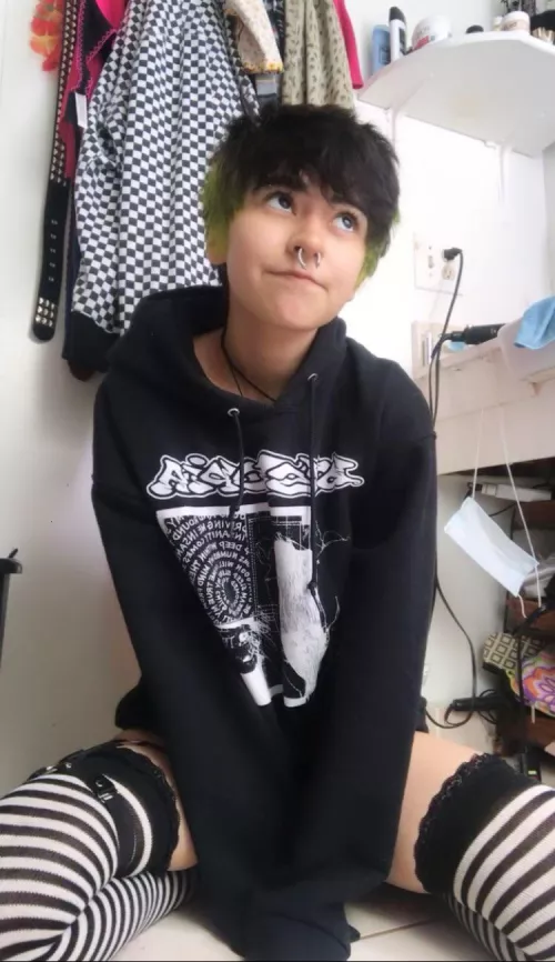 dyed the sides of my hair green and i’m not a fan of it xc what do y’all think? 0: