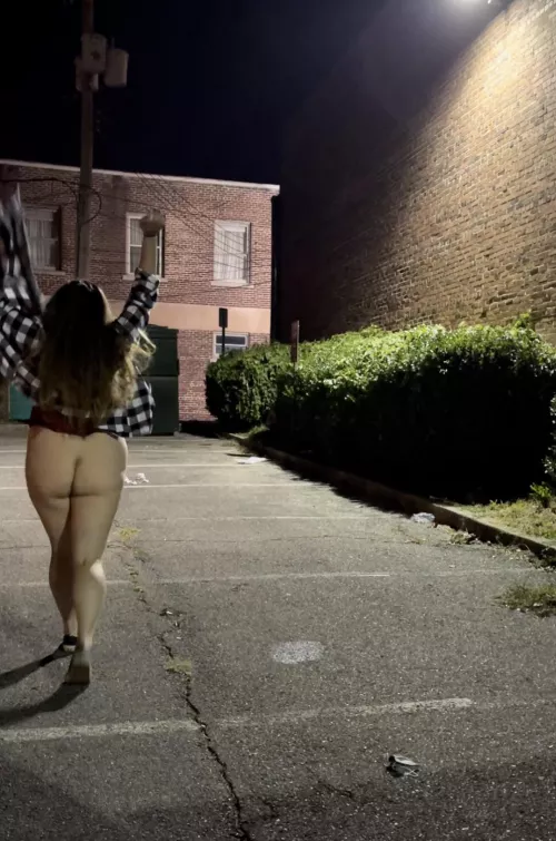 Ever experience the rush of public fun?🍑