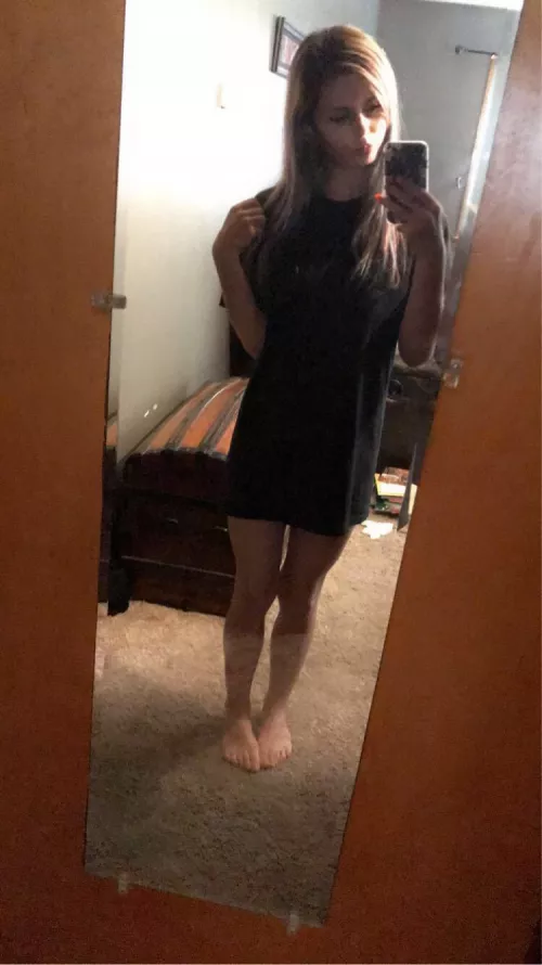 F 25. Do you like 100 pound 5’1 girls in long tees?