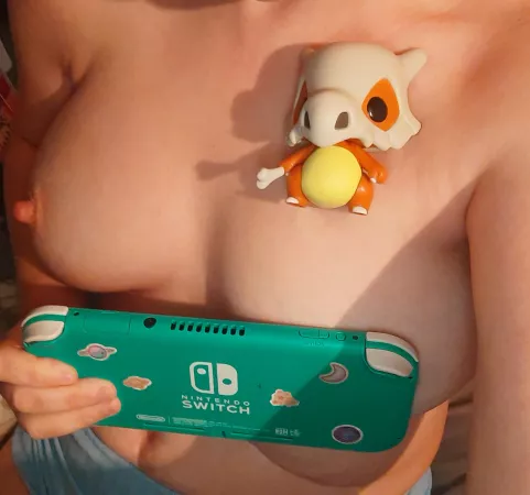 [F] Cubone and I are hanging out playing Stardew Valley. Happy Friday 😊