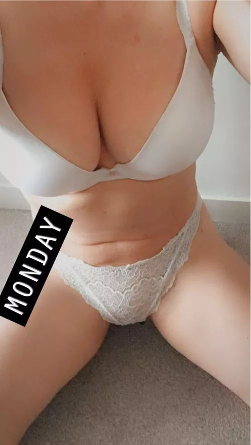 [f] feeling fresh for a Monday-do you like? 💋💦