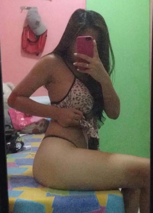 (f) First Time Posting. I can't sleep . What can you say about my body figure? I'll give reward for those comments I like so much 🌺🌺🌺