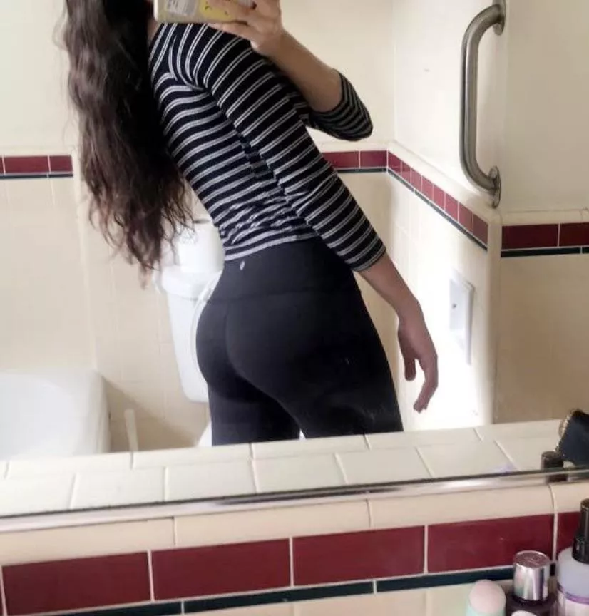[F] Repost of my tiny booty 🖤