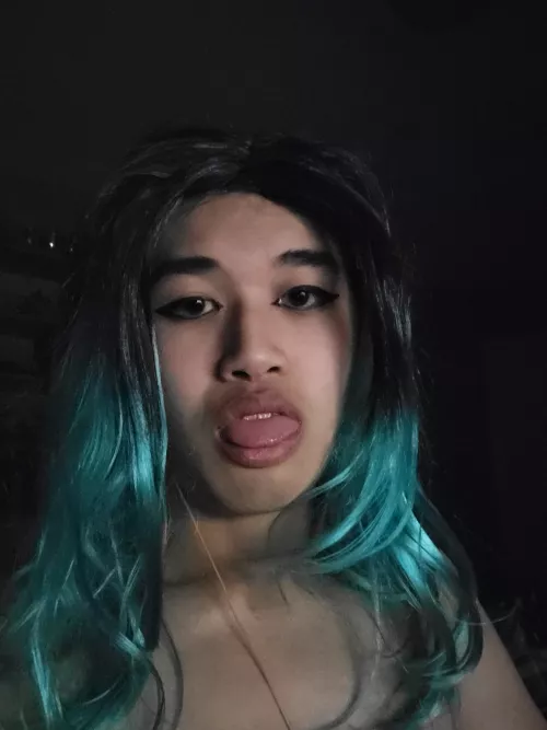 (f22) thought my eyeliner looked good today :3