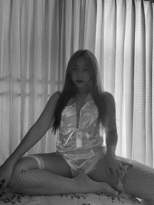 Feeling cute today. Anyone want to text?🙈