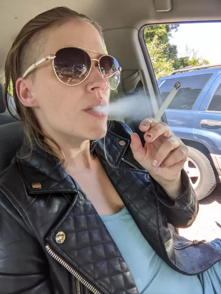 Finally got enough time between jobs to shower. Now a quick cigarette before I clock back in. Tip your delivery drivers, guys and gals ❤️ (no not THAT kind of tip.....)