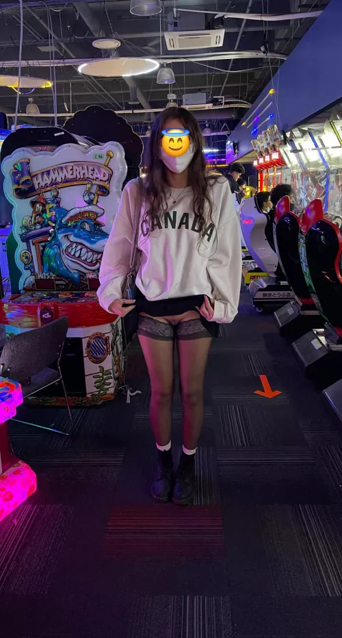 (F)lashing my pussy at the arcade, wore this the whole time 🙈