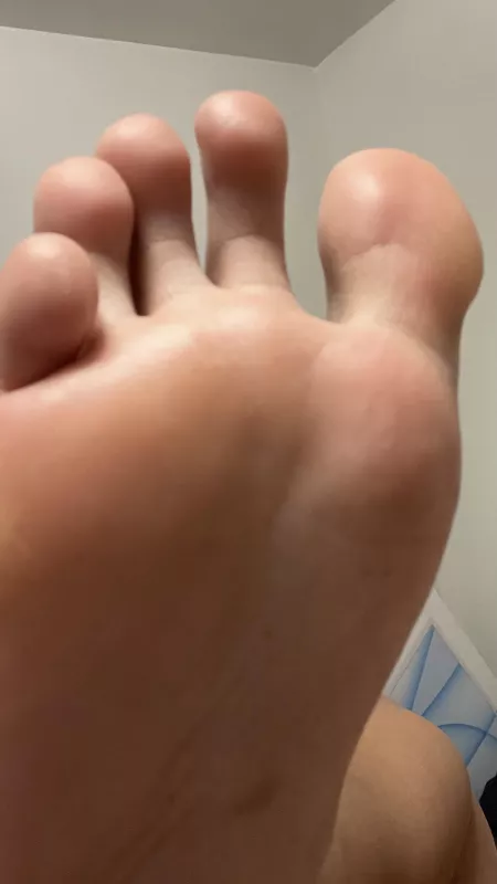 Fresh clean feet for you to lick 👅