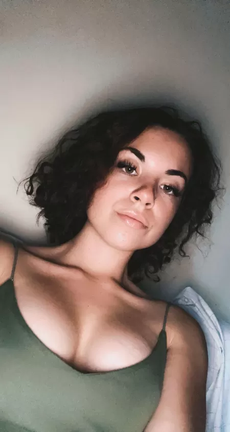 Fresh out the shower. Hey neighbor 😊