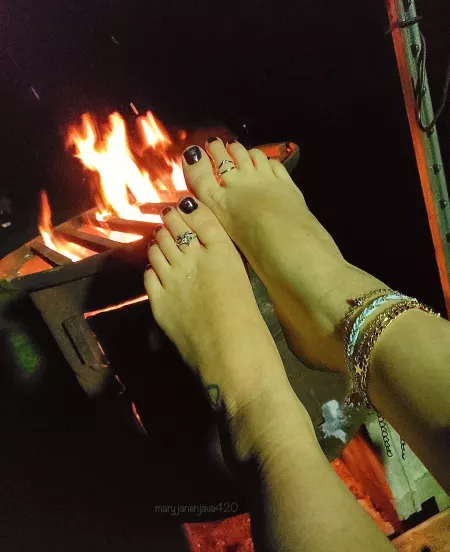Friday night feet & a fire 🔥