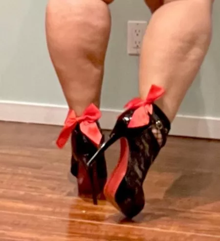Gave my Louboutins some bows for being so cute ☺️