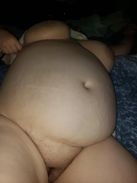 Gf getting nice an big..gotta love that huge belly😁