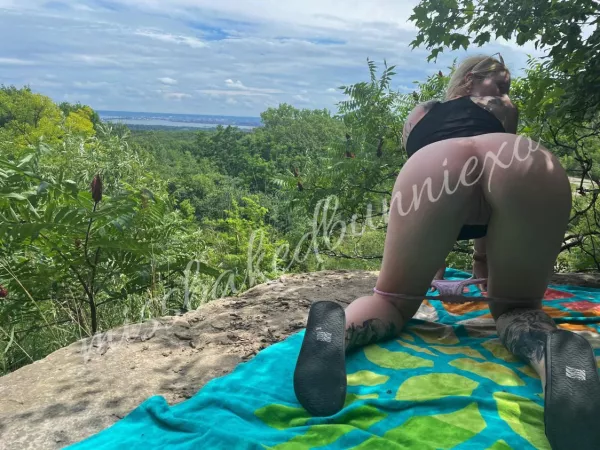 Giving everyone a view with a view at the popular lookout⛰ [F] I wonder how many people I made rock 🪨 hard!