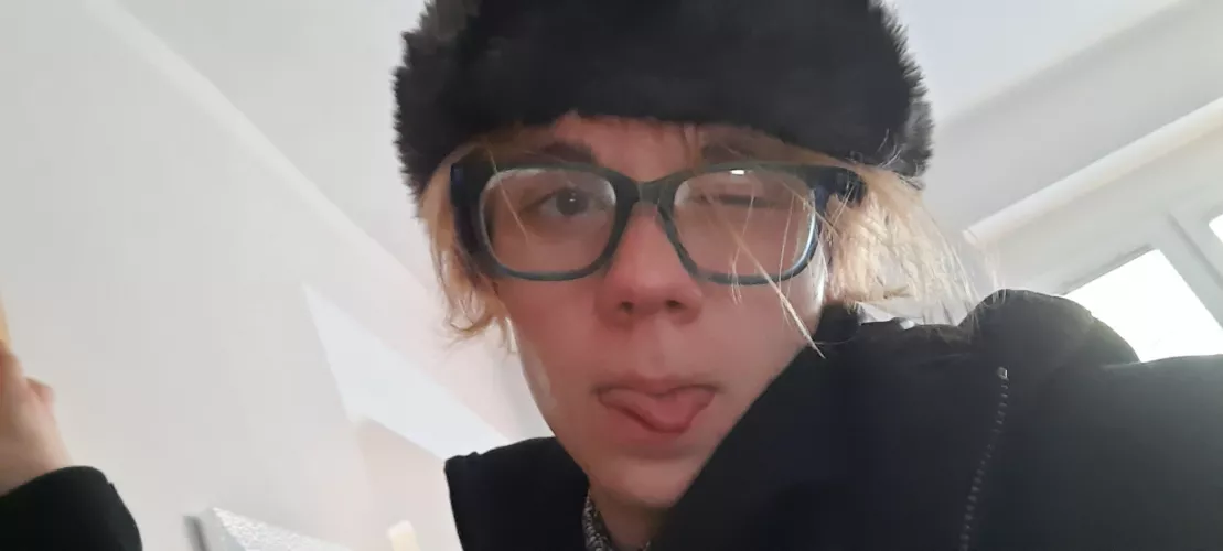 GUYS DO I LOOK LIKE A GIRL???? I HAD TONS OF PEOPLE LOOK AT THIS PIC AND SAY THAT IT'S A GIRL AND LIKE WHAT?!?!?! I'm asking you people 'cause I know you can tell.