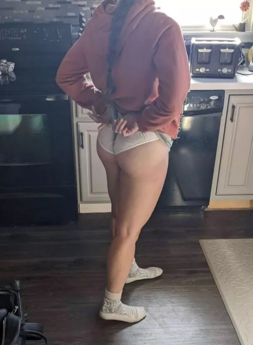 Had to make a new kik and I’m back to trading my sexy wife. Here’s her ass for your liking