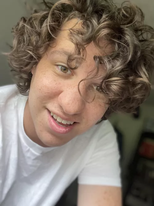 Had to share because my curls finally look good today 😅 I have no idea how it happened