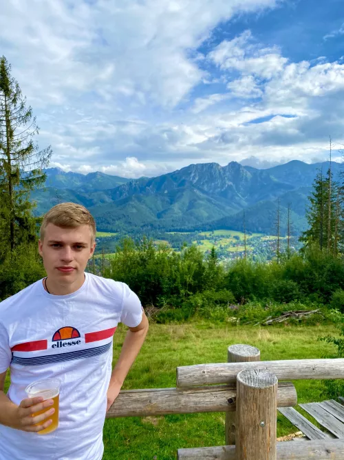 Halloween isn’t a big thing where I’m from and the only scary thing about this picture is that it’s taken in a so called “LGBT-free zone” in Poland, but happy Halloween to everyone who celebrates! 🎃