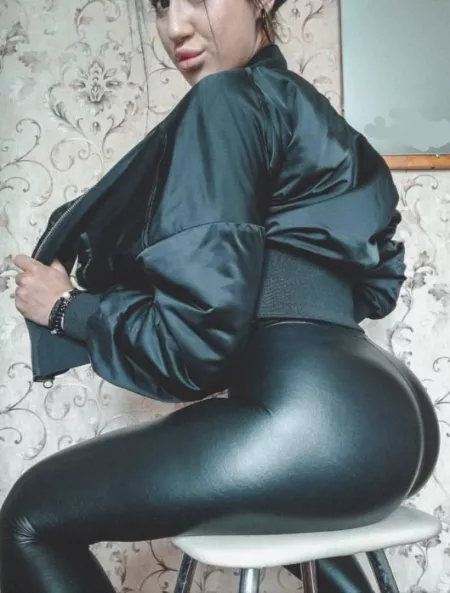 Happy Friday, I'm suited up in my leggings