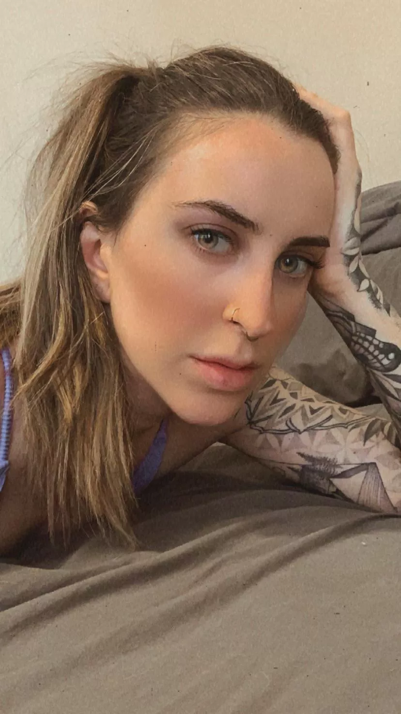 Happy Saturday would you lay in bed all day with me😁😊