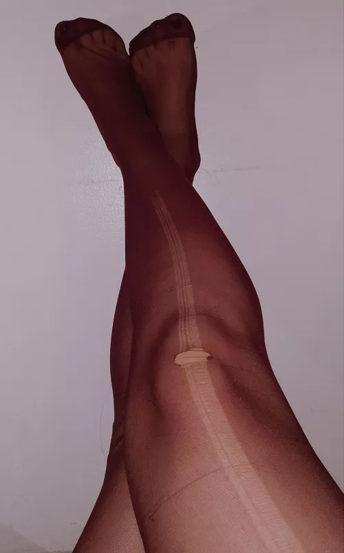 hate when my pantyhose rips because of my thighs 😡