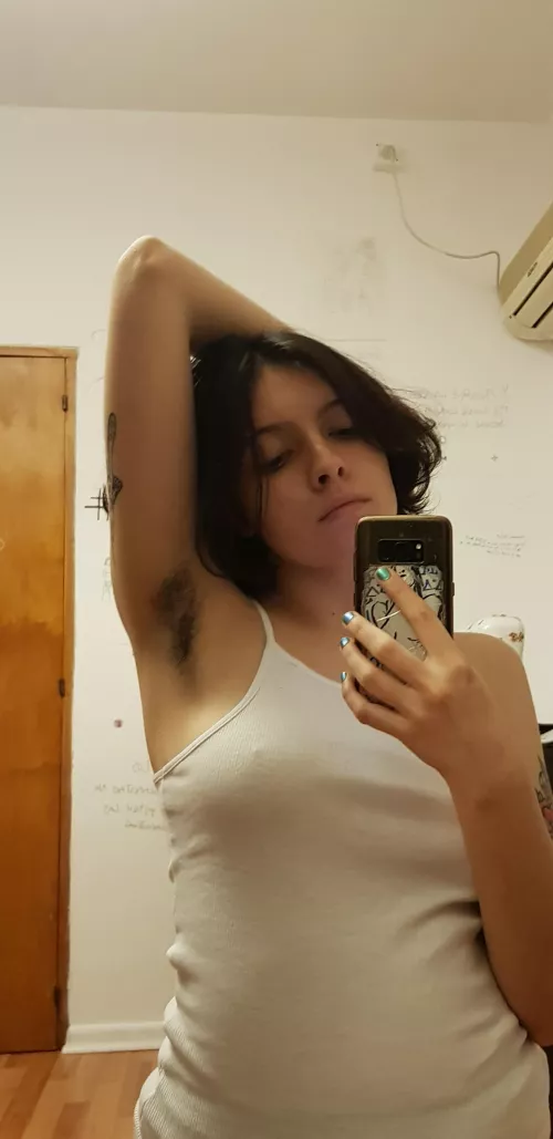 haven't shaved my armpits in months and loving it 🖤
