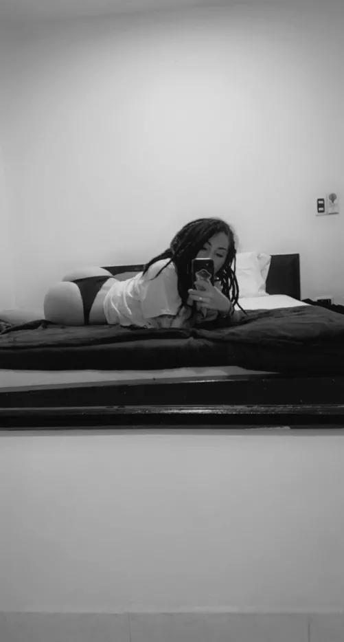 Hello it's me again 😁 this time i want to show you a little bit of my ass, you like?