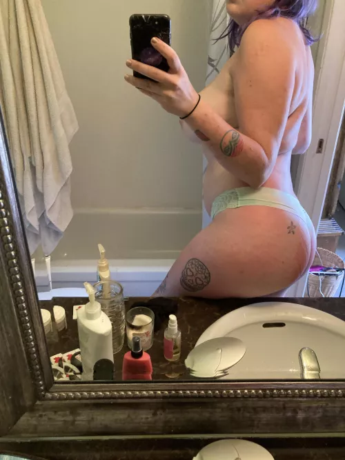 Here’s a little bit of booty to brighten your weekend 😘