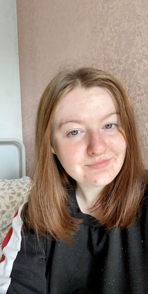 Here’s a picture of me with my natural hair colour 😌 this photo is like a year old but it fits 😌