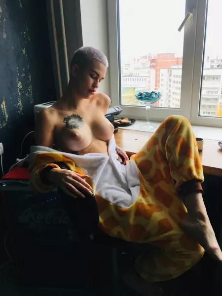 Hey sweety! Fuck my juicy boobs and see how naughty I can be