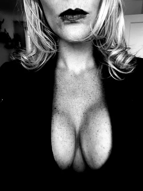 Hi I’m Nikky! I’m a 34 year old kinky Dutchgirl with freckles. My onlyfans is NOW FREE. I have anal, 3SOMES, squirting, B/G, G/G, roleplay, solos etc! I upload daily! VERY INTERACTIVE! I have over 700 pics + vids + I’m in the top 1.2%. The link at 