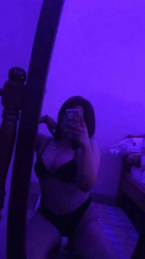 Hi there 👋🏻 (f)