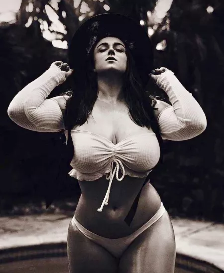 Holding onto the hat 🎩!