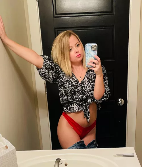 How I pose while waiting for hubby's friends to accidentally see me in the bathroom