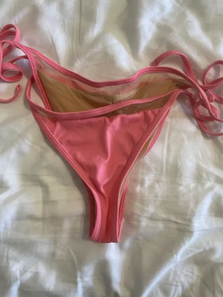 I bet my little sis (19) loves the attention when she wears this at the beach 😋