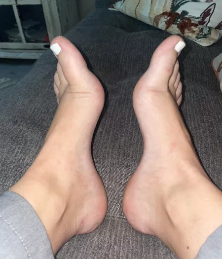 I bet your cock will look great between my feet 😏