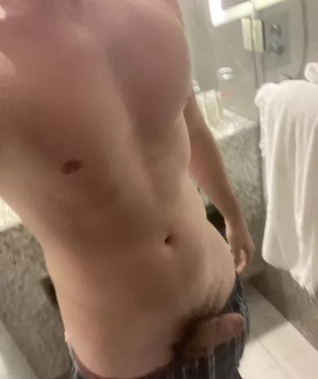 I couldn’t stay in a fancy hotel and not take nudes in the bathroom?! 🤪