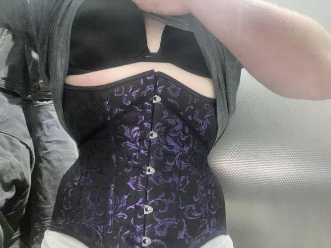 I got my corset!! I love how much shape it gives me!! Such a thrill having it on and feeling how it accentuates my hip movements when I walk. Loooove it.