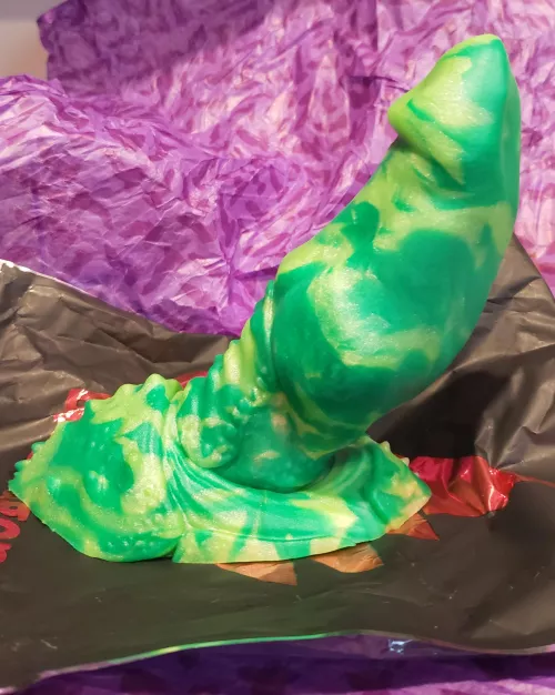 I just got in my new M/S Xar with suction cup. Can anyone tell me if the base is normal? The base is kinda thin and has a heavy lean to where it has a hard time standing up.