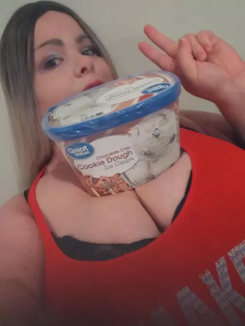 I just made a video with me eating ice cream and talking about how I got into feederism and started gaining... Let me know if you wanna watch me eat and hear my plump piggy gaining story🍨🐮