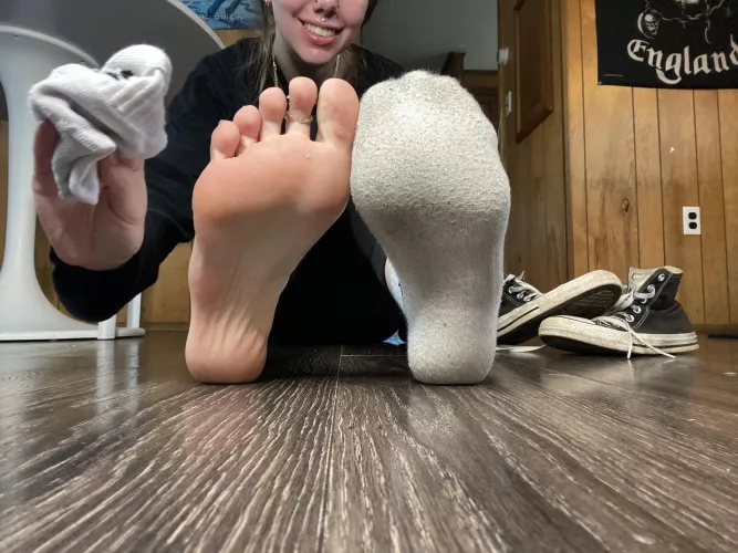 I know you’re weak for my socks, you’d do anything to taste them😈🦶