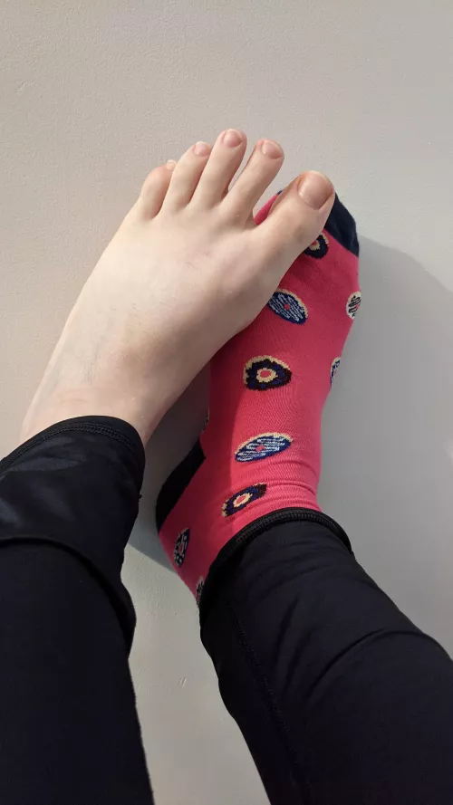 I lost one of my favorite socks! Can you help me look for it? 🥺🥺