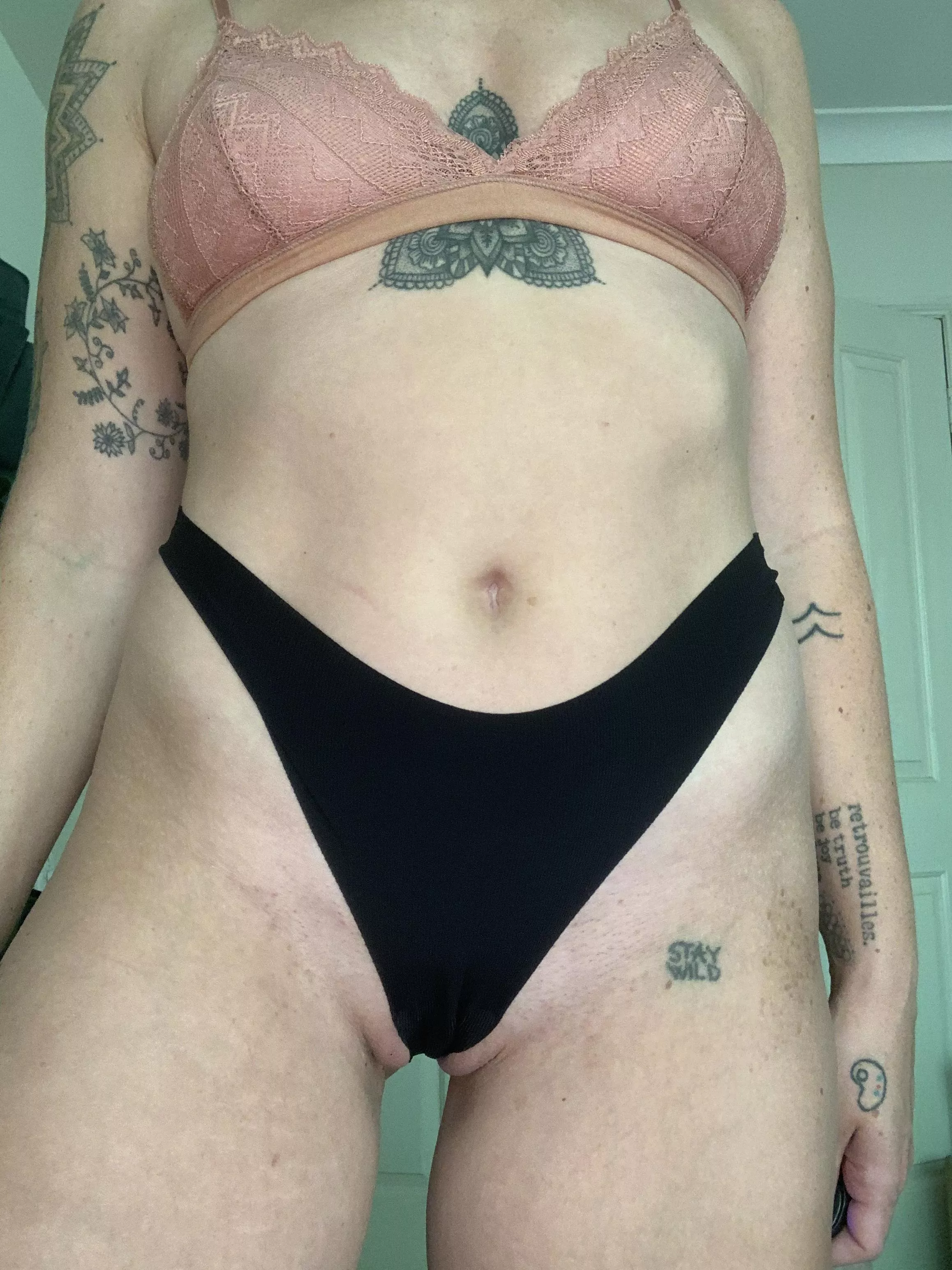 I love showing off my big belly button 🙊🙈