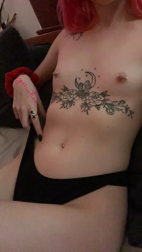 I love showing off my tits for strangers on Reddit 🤤