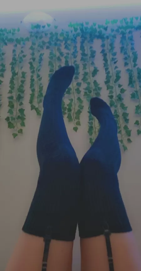 I love these black thigh highs so much, don't you~ 💖