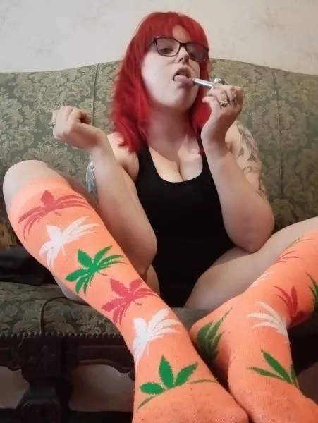 I love to get high and fuck or get sexy in my chats. If you want to see more of me or chat with me link in comments