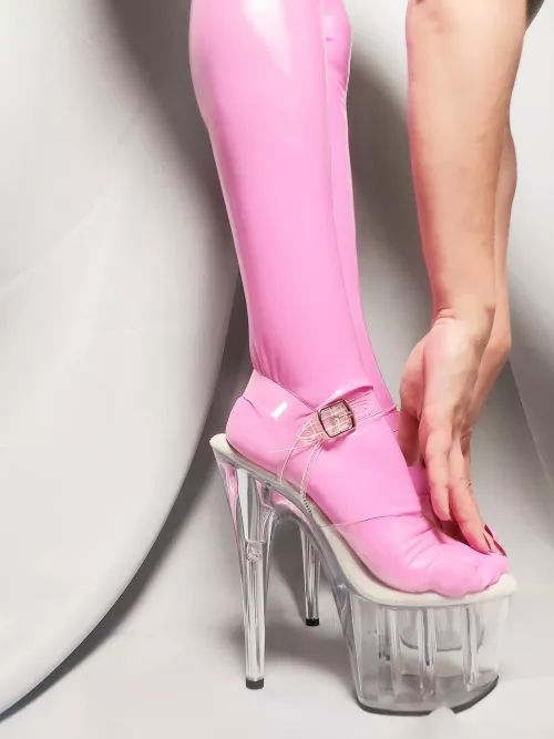 I love wearing stockings, rubber ones too 💗