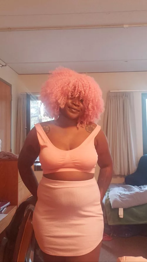 I luv pink!! teehee!!! I love being a little in public!! 😝