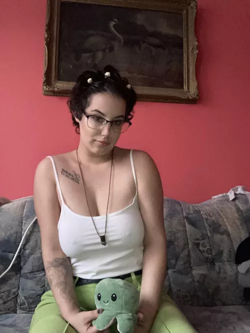 I matched my new little friend. My jeans and necklace are both green. ✅💴